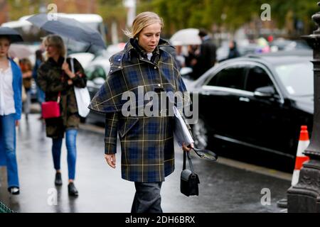 Street style, Chloe King arrive au spectacle Paco Rabanne Printemps-été 2018 qui s'est tenu au Grand Palais, à Paris, en France, le 28 septembre 2017. Photo de Marie-Paola Bertrand-Hillion/ABACAPRESS.COM Banque D'Images