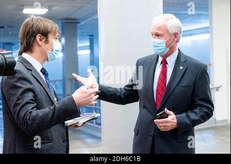 Washington, États-Unis. 09e décembre 2020. Le sénateur américain Ron Johnson (R-WI) parle à un journaliste du Senate Subway. Crédit : SOPA Images Limited/Alamy Live News Banque D'Images