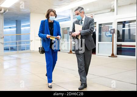 Washington, États-Unis. 09e décembre 2020. Le sénateur américain Dianne Feinstein (D-CA) parle à un membre du personnel du Senate Subway. Crédit : SOPA Images Limited/Alamy Live News Banque D'Images