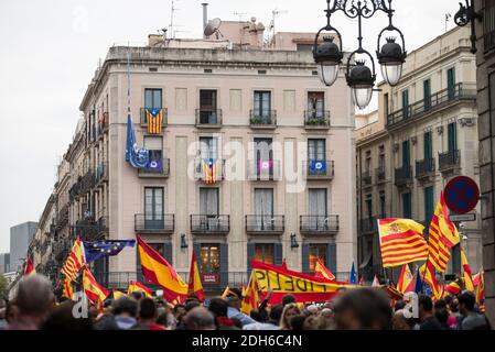 Un groupe de gens pro-espagnols prennent le drapeau pro-referendum pendu dans un bâtiment à la place Sant Jaume. Des milliers de personnes se sont ralliées dans les rues de Barcelone en faveur de l'unité espagnole un jour avant le référendum interdit sur l'indépendance de la Catalogne. De la place Urquinaona à l'hôtel de ville de Barcelone et à la maison du gouvernement de Catalogne, les gens ont protesté contre le référendum à Barcelone, Espagne, le 30 septembre 2017. Photo de Nicolas Carvalho Ochoa/ABACAPRESS.COM Banque D'Images