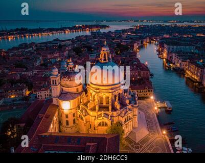 Venise d'en haut avec drone, photo de drone aérienne de la place emblématique et unique de Saint Marc ou de la Piazza San Marco avec le P de Doge Banque D'Images