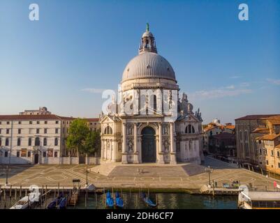 Venise d'en haut avec drone, photo de drone aérienne de la place emblématique et unique de Saint Marc ou de la Piazza San Marco avec le P de Doge Banque D'Images