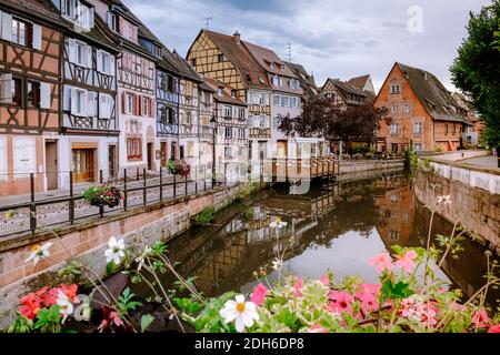 Colmar, Alsace, France. Petite Venise, canal d'eau et maisons traditionnelles à colombages. Colmar est une charmante ville d'Alsace, FR Banque D'Images