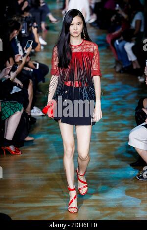 Estelle Chen marche sur la piste pendant le salon Elie Saab dans le cadre de la semaine de la mode de Paris vêtements pour femmes Printemps/été 2018 le 30 septembre 2017 à Paris, France. Photo d'Alain Gil-Gonzalez/ABACAPRESS.COM Banque D'Images