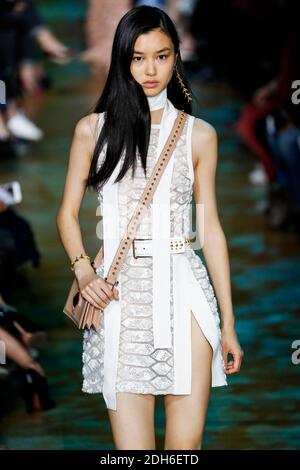 Estelle Chen marche sur la piste pendant le salon Elie Saab dans le cadre de la semaine de la mode de Paris vêtements pour femmes Printemps/été 2018 le 30 septembre 2017 à Paris, France. Photo d'Alain Gil-Gonzalez/ABACAPRESS.COM Banque D'Images