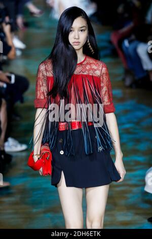 Estelle Chen marche sur la piste pendant le salon Elie Saab dans le cadre de la semaine de la mode de Paris vêtements pour femmes Printemps/été 2018 le 30 septembre 2017 à Paris, France. Photo d'Alain Gil-Gonzalez/ABACAPRESS.COM Banque D'Images