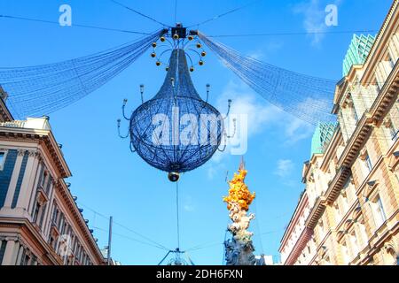 Chandelier de rue de Noël dans le centre-ville de Vienne Banque D'Images