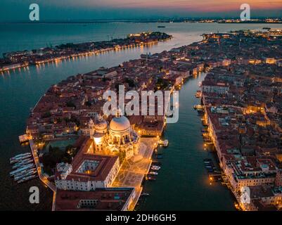 Venise d'en haut avec drone, photo de drone aérienne de la place emblématique et unique de Saint Marc ou de la Piazza San Marco avec le P de Doge Banque D'Images