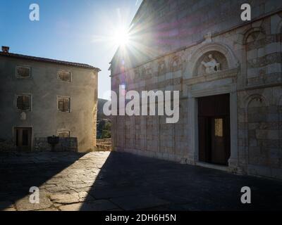 Lever du soleil dans les petites rues de la vieille ville de Rab Croatie Banque D'Images