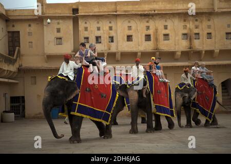 Amer, Rajasthan, Inde. 10 décembre 2020. Les mahouts venant du village d'éléphants de Hathi Gaon qui servent les touristes à Amer fort, Rajasthan, en Inde, sont parmi ceux qui recevront une aide financière du ministre en chef de l'État, Ashok Gehlot, pour venir en aide à la pandémie du coronavirus. Les promenades à dos d'éléphant au fort d'Amer (photo) ont été rouvertes le 23 novembre, mais les familles des mahouts, la plupart étant des villageois de Hathi Gaon, ont déjà souffert d'un hiatus de neuf mois en raison de la pandémie de Covid-19, comme l'a signalé le 10 décembre 2020 le Times of India (TOI). Banque D'Images