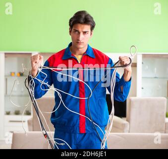 Entrepreneur électricien avec les câbles emmêlés Banque D'Images