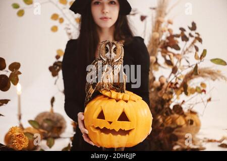 Femme charmante en costume d'Halloween Banque D'Images