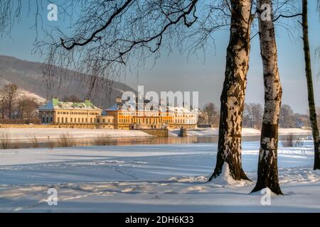 Château de Pillnitz à Dresde sur l'Elbe en hiver avec de la neige Banque D'Images