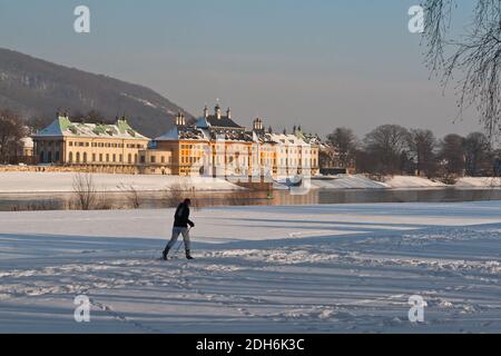 Château de Pillnitz à Dresde sur l'Elbe en hiver avec de la neige Banque D'Images