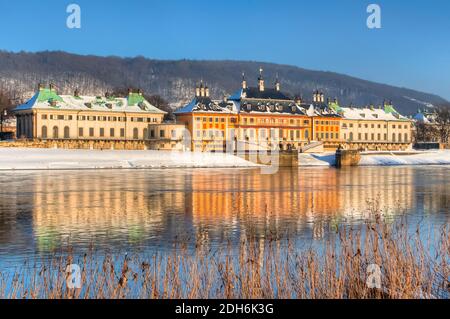 Château de Pillnitz à Dresde sur l'Elbe en hiver avec de la neige Banque D'Images