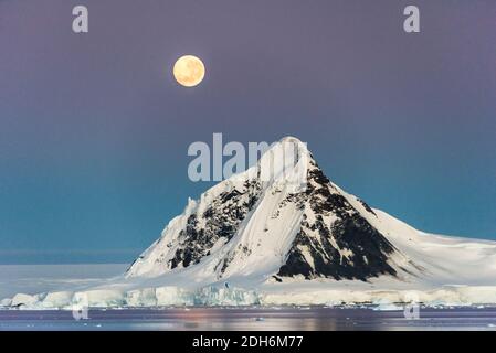 Lune sur une île enneigée dans l'océan Atlantique Sud, Antarctique Banque D'Images