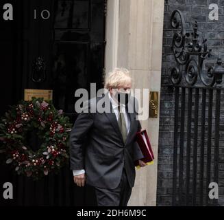 Londres, Royaume-Uni. 09e décembre 2020. Le Premier ministre britannique, Boris Johnson portant un masque facial vu en quittant Downing Street à Londres pour assister aux questions du PMQ (questions du premier ministre) Credit: SOPA Images Limited/Alay Live News Banque D'Images