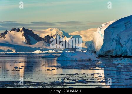 Île enneigée et glace flottante dans l'océan Atlantique Sud, Antarctique Banque D'Images