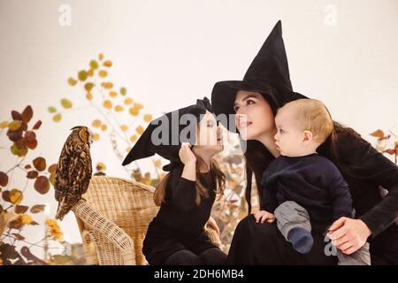 Charmante femme et enfants en costumes d'Halloween Banque D'Images