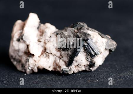 Le manganèse ou manganite échantillon minéral avec quartz et de la calcite Banque D'Images