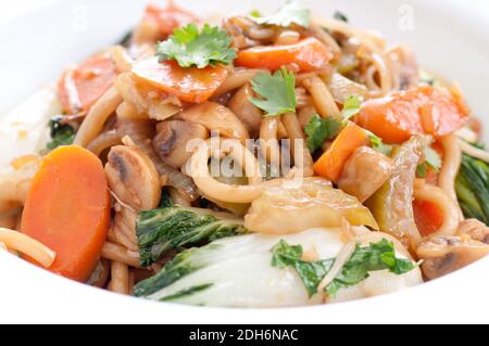 faire sauter les légumes avec des nouilles au udon et du bok choy Banque D'Images