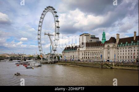 Après-midi de Londres. London Eye, County Hall, Westminster Bridge, Big Ben et le Parlement. Banque D'Images