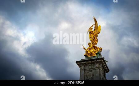 Le Queen Victoria Memorial, très orné, se trouve en face de Buckingham Palace, Londres, angleterre Banque D'Images