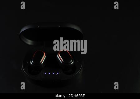 des écouteurs sans fil et un téléphone portable Banque D'Images