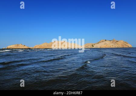 Jazirat Jabal Al AWD près de la plage Al Sawadi en Oman. Banque D'Images