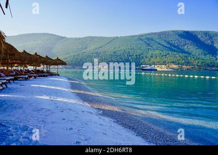 Paradis Plage ensoleillée avec sable blanc, palmiers et mer turquoise. Vacances d'été et concept de plage tropicale. Coin de paradis. Concept Lux Banque D'Images