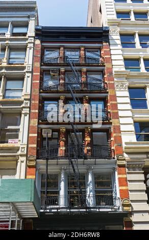 Escaliers d'évacuation de feu sur la façade de la maison Banque D'Images