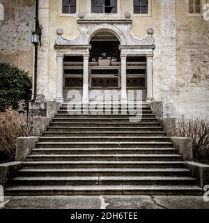 Vieille chapelle mystérieuse avec perspective d'escalier Banque D'Images