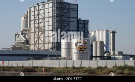 CA, USA - 19 octobre 2020 : une usine de traitement du lait industriel affiche un panneau indiquant « REAL CALIFORNIA MILK », « look for the Seal ». Banque D'Images