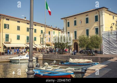 Dogana Veneta et Porticciolo à Lazise, en Italie avec des bateaux colorés 18 Banque D'Images