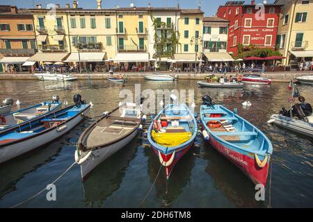 Dogana Veneta et Porticciolo à Lazise, en Italie avec des bateaux colorés 7 Banque D'Images