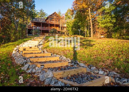 Chalet de luxe en rondins au bord du lac dans les Blue Ridge Mountains près de Blue Ridge, Géorgie. (ÉTATS-UNIS) Banque D'Images