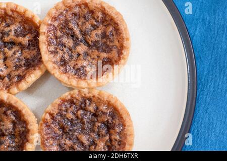 délicieux tartes au beurre avec des raisins secs et une croûte feuilletée Banque D'Images