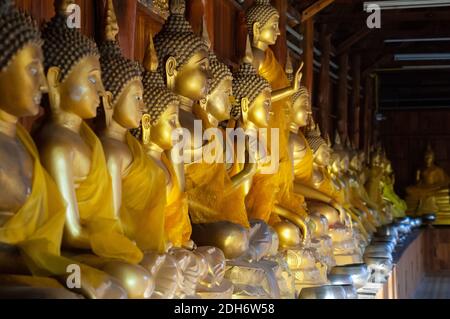 Images de Bouddha d'or au Wat Mongkhon Khothawat à Klong Dan, province de Samut Prakan en Thaïlande. Banque D'Images