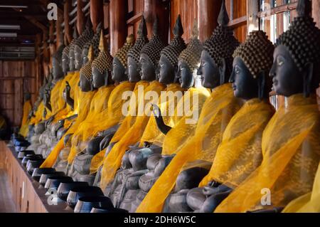 Images de Bouddha au Wat Mongkhon Khothawat à Klong Dan, province de Samut Prakan en Thaïlande. Banque D'Images