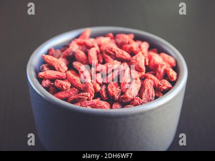 Baies de Goji dans un bol. Banque D'Images