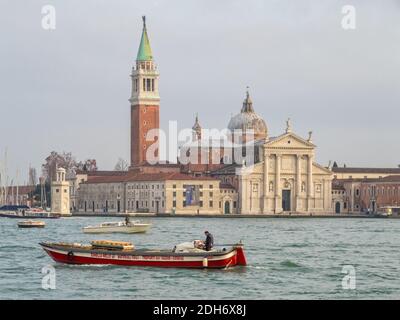 Église de San Giorgio Maggiore photographiée depuis la télécabine du Traghetto Molo sur la place Saint-Marc - Venise, Vénétie, Italie Banque D'Images