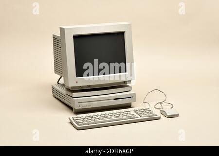 Macintosh LC III à partir de 1994. Ordinateur rétro fabriqué par Apple Computer Inc. Avec moniteur, clavier et souris, isolé sur fond beige Banque D'Images