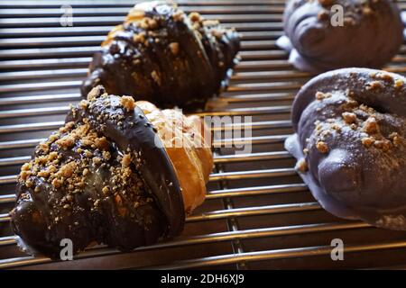 Gros plan croissant au beurre enrobé de chocolat et de violet sucré pomme de terre Banque D'Images