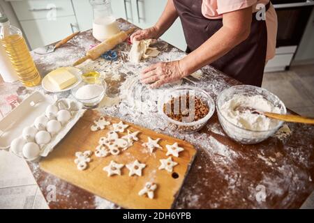 Boulangère spécialisée qui fait des biscuits dans sa cuisine Banque D'Images