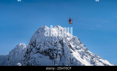Un hélicoptère de secours a sauvé les alpinistes dans les montagnes Tatra Banque D'Images