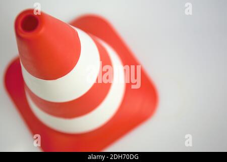 cône de circulation rouge isolé sur blanc Banque D'Images