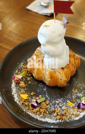 Un croissant au beurre recouvert de glace à la noix de coco et croustillant asperges sucrées Banque D'Images