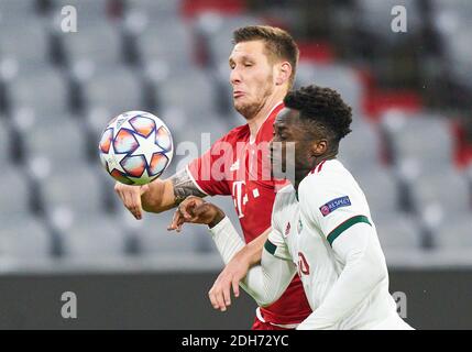 Niklas SUELE, FCB 4 concourent pour le ballon, la lutte, duel, header, zweikampf, action, lutte contre EDER, Lok Moskau Nr. 19 dans le match FC BAYERN MUENCHEN - LOKOMOTIVE MOSKAU de football de la Ligue des champions de l'UEFA à la saison 2020/2021 à Munich, le 9 décembre 2020. © Peter Schatz / Alamy Live News Banque D'Images