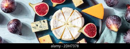 Fromages panorama, un plat avec figues, tiré d'en haut Banque D'Images