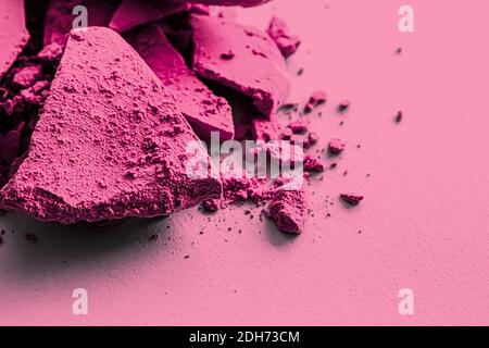 Poudre d'ombre à paupières rose comme maquillage de la palette de gros plan, les cosmétiques écrasés et la texture de beauté Banque D'Images